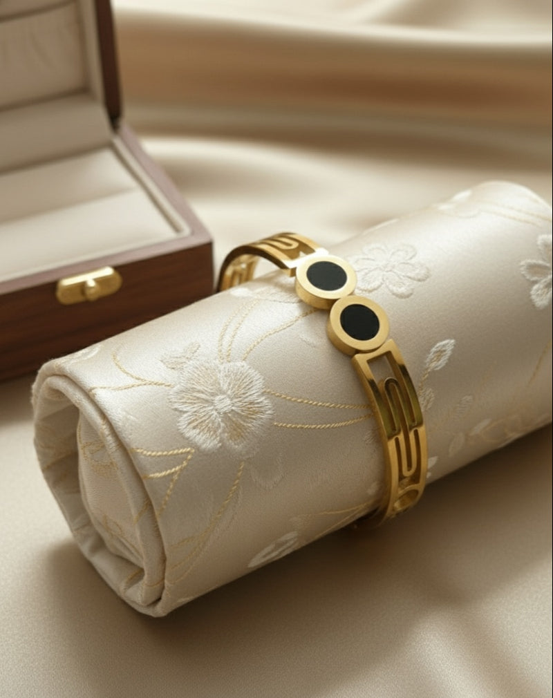Chic Gold & Black Anti-Tarnish Bracelet