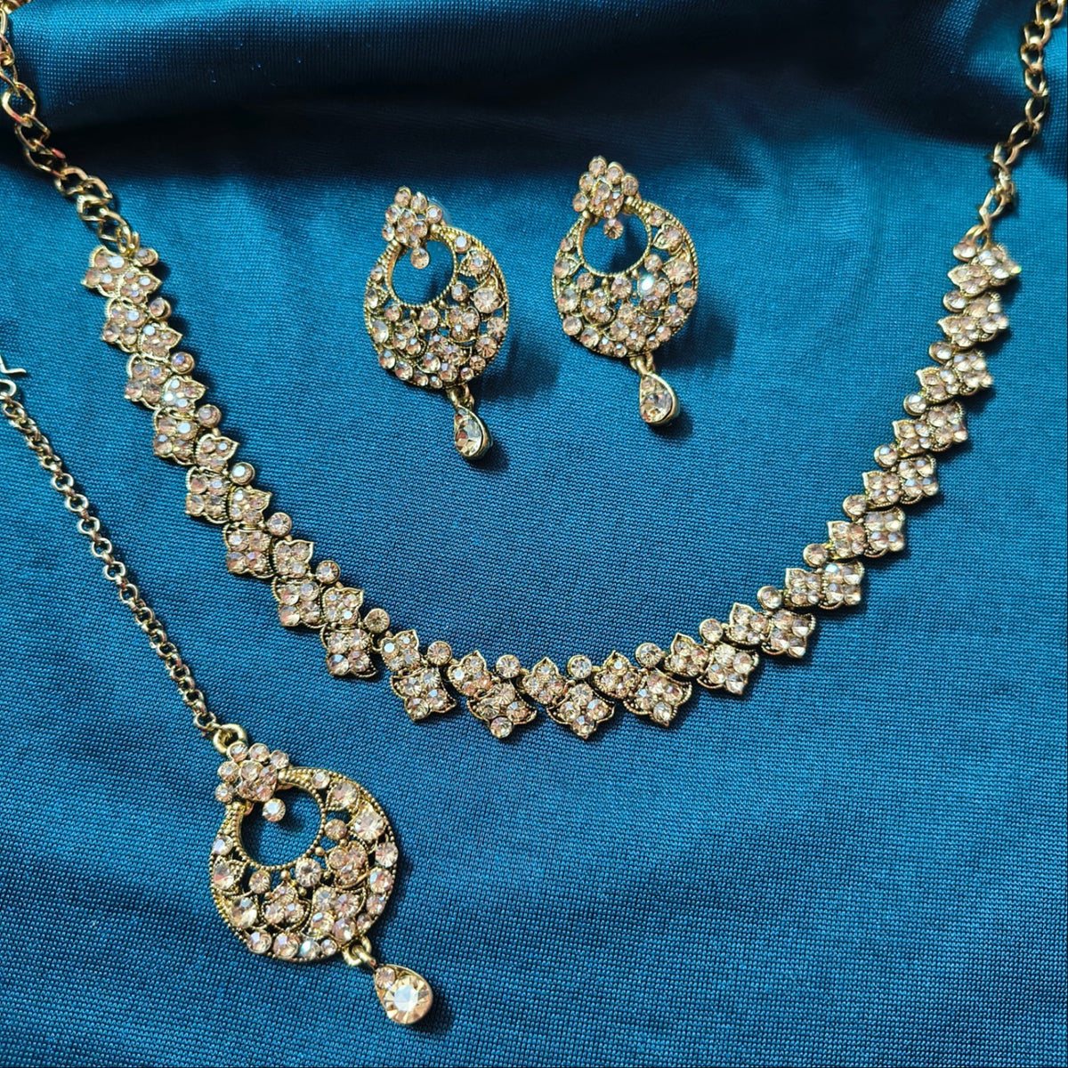 Mehndi Polish Stone Necklace Set with Maang Tikka